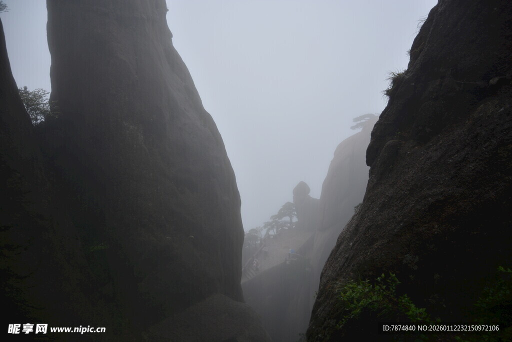 云雾缭绕的险峻山峰