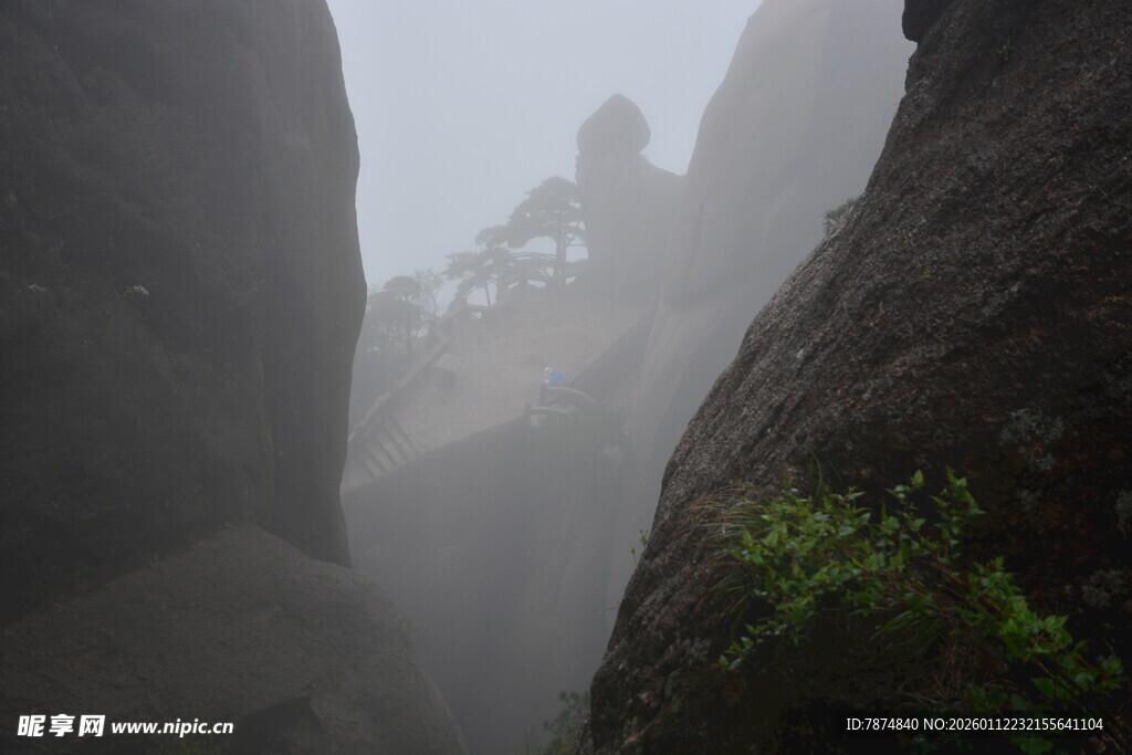 云雾缭绕的险峻山间景色