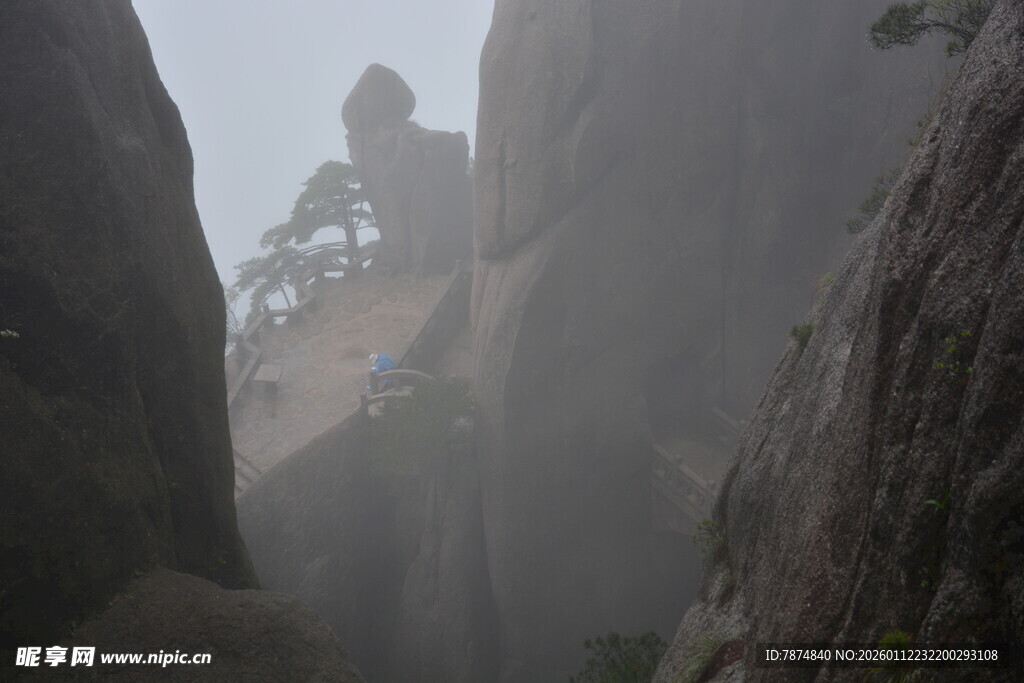 云雾缭绕中的险峻山峰