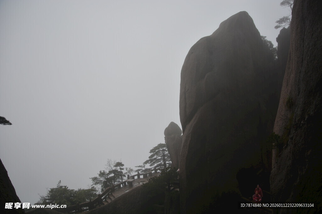 云雾缭绕的巍峨山峰