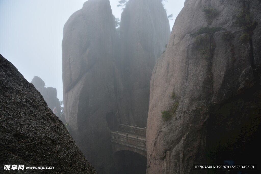 云雾缭绕的壮观奇峰异石