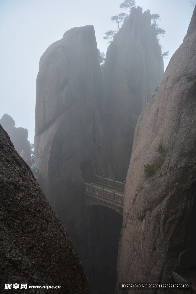 云雾缭绕的险峻山峰