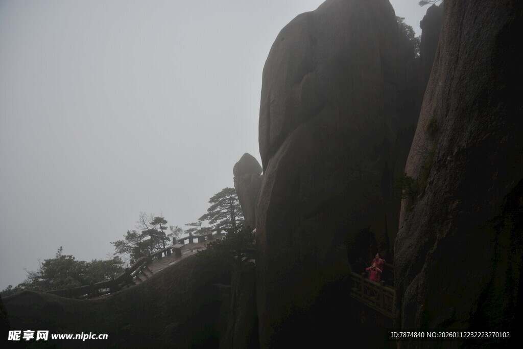 雾中攀岩者的惊险瞬间