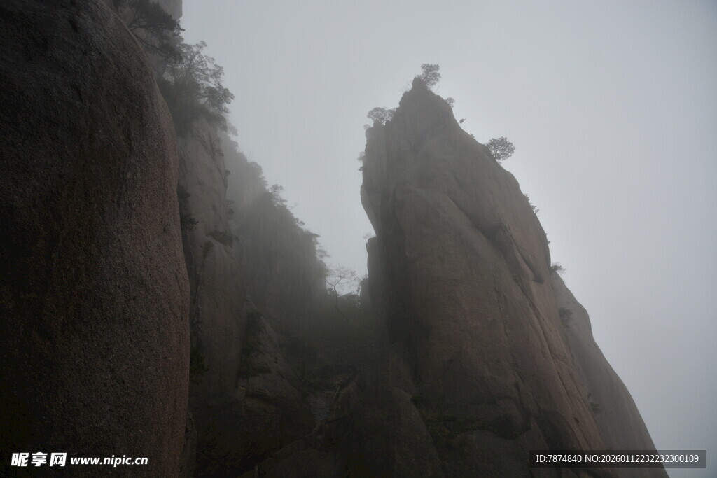 云雾缭绕的险峻山峰