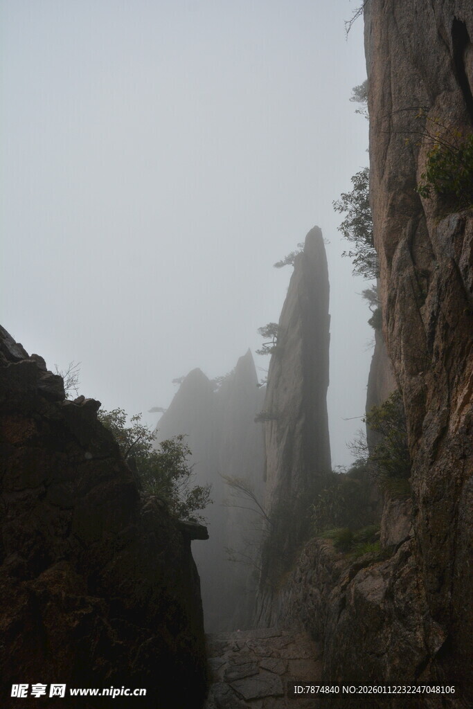 云雾缭绕的险峻山峰