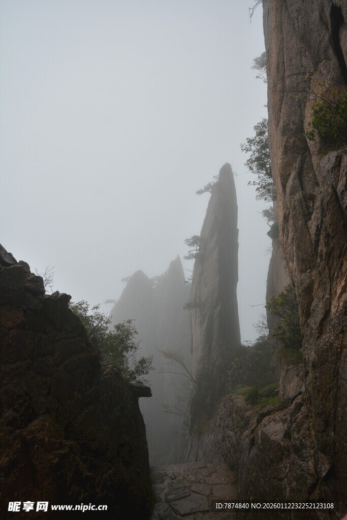 云雾缭绕的险峻山间景象
