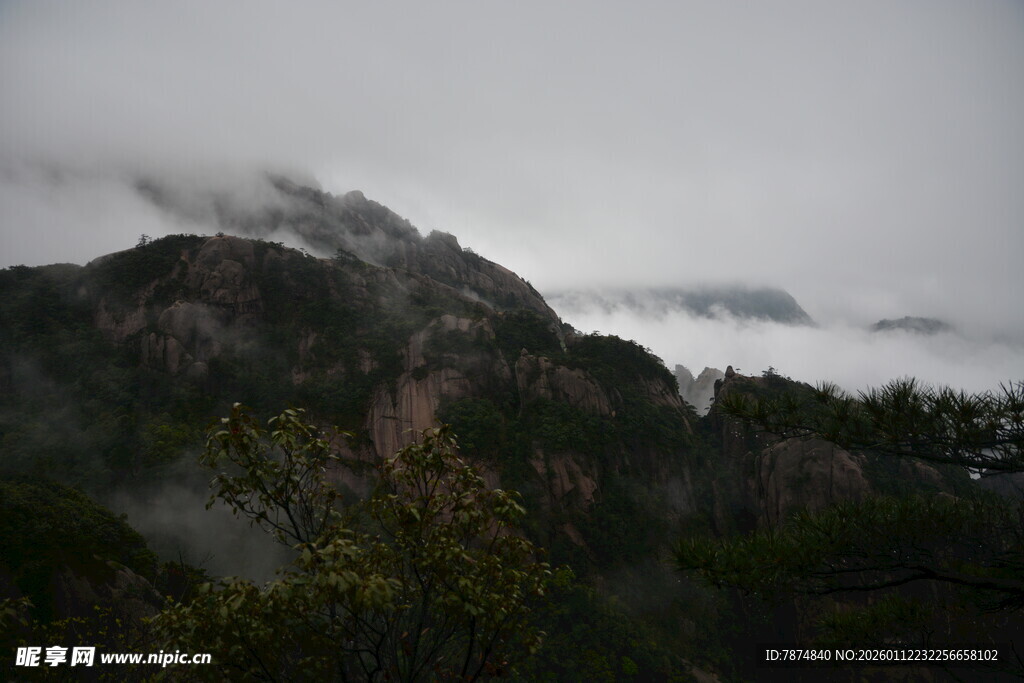 云雾缭绕的壮美山峦