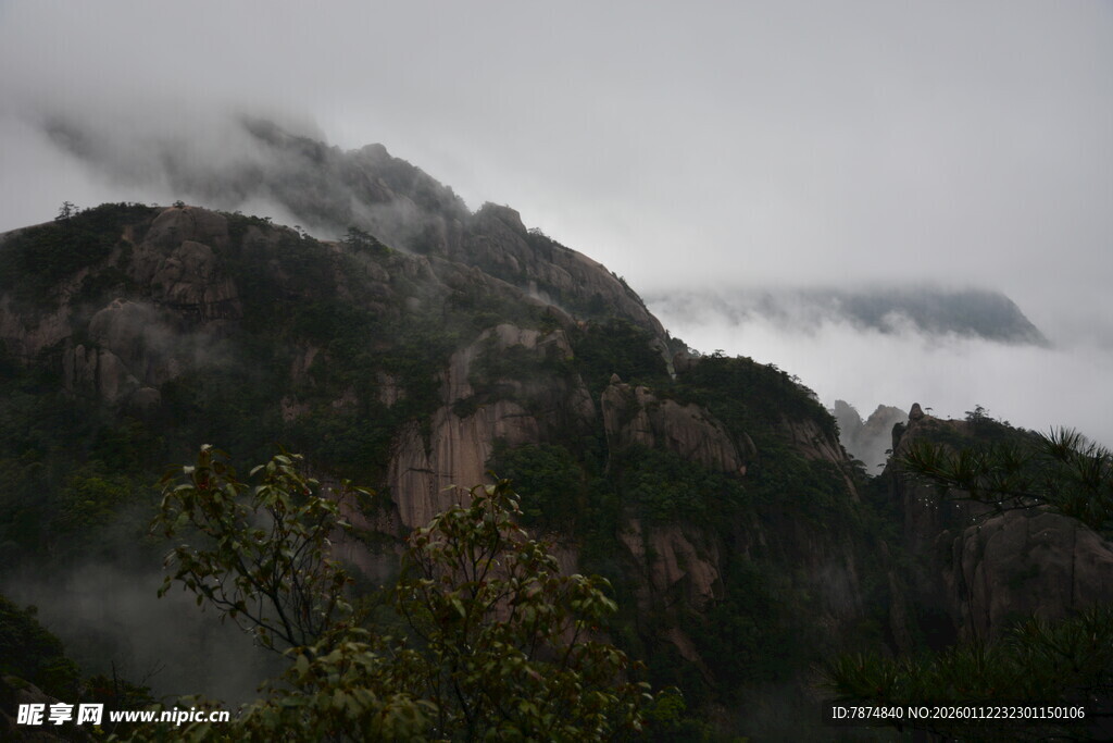 云雾缭绕的山峦美景