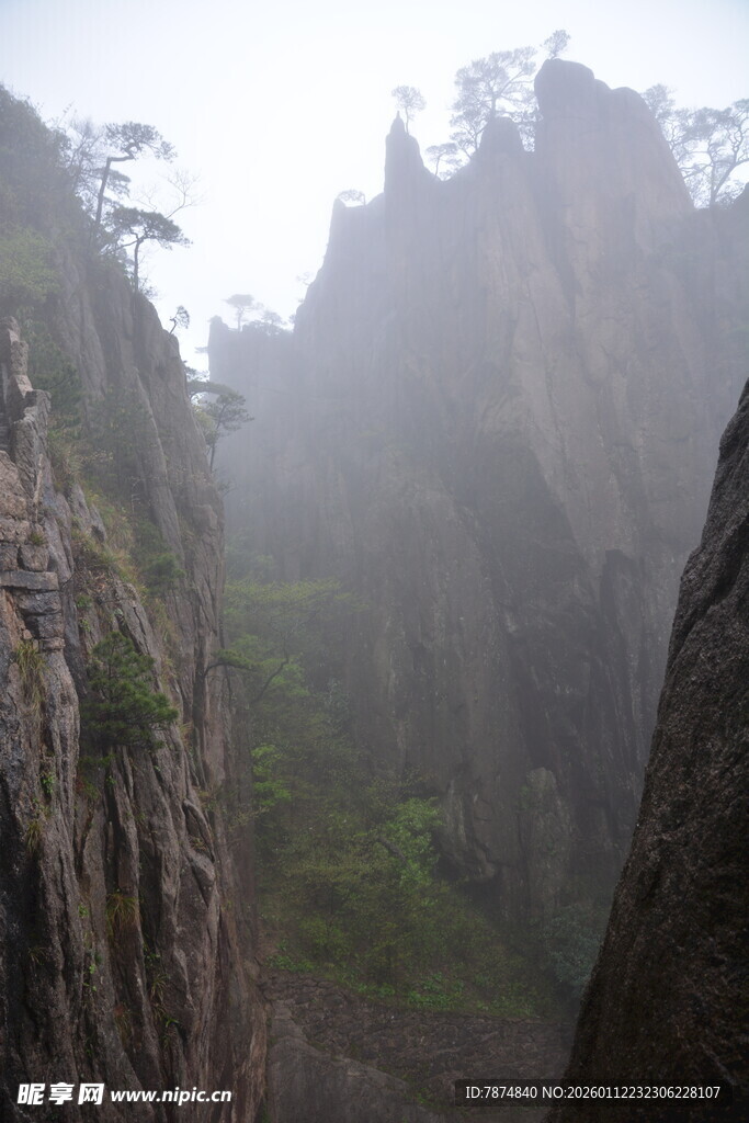 云雾缭绕的壮丽山峰景色