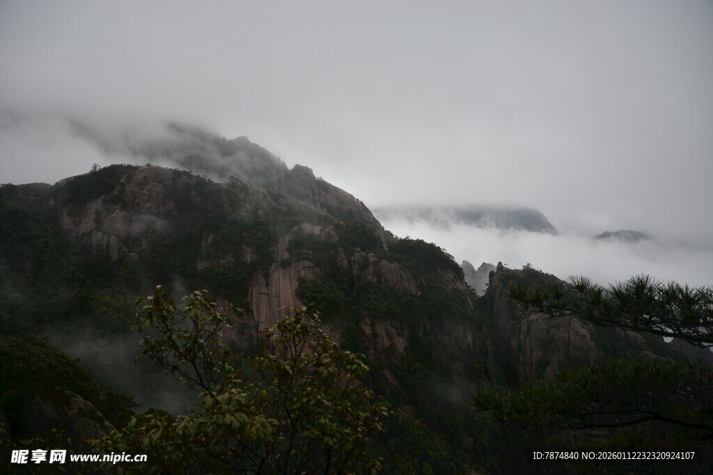 云雾缭绕的山峦美景
