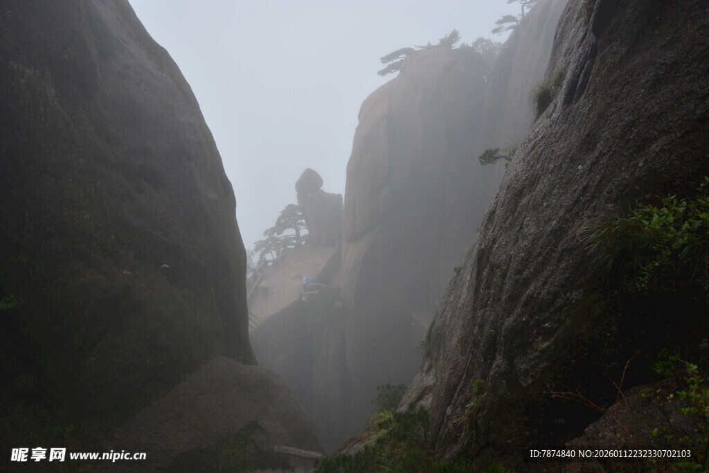 雾中峻峭山峰景观