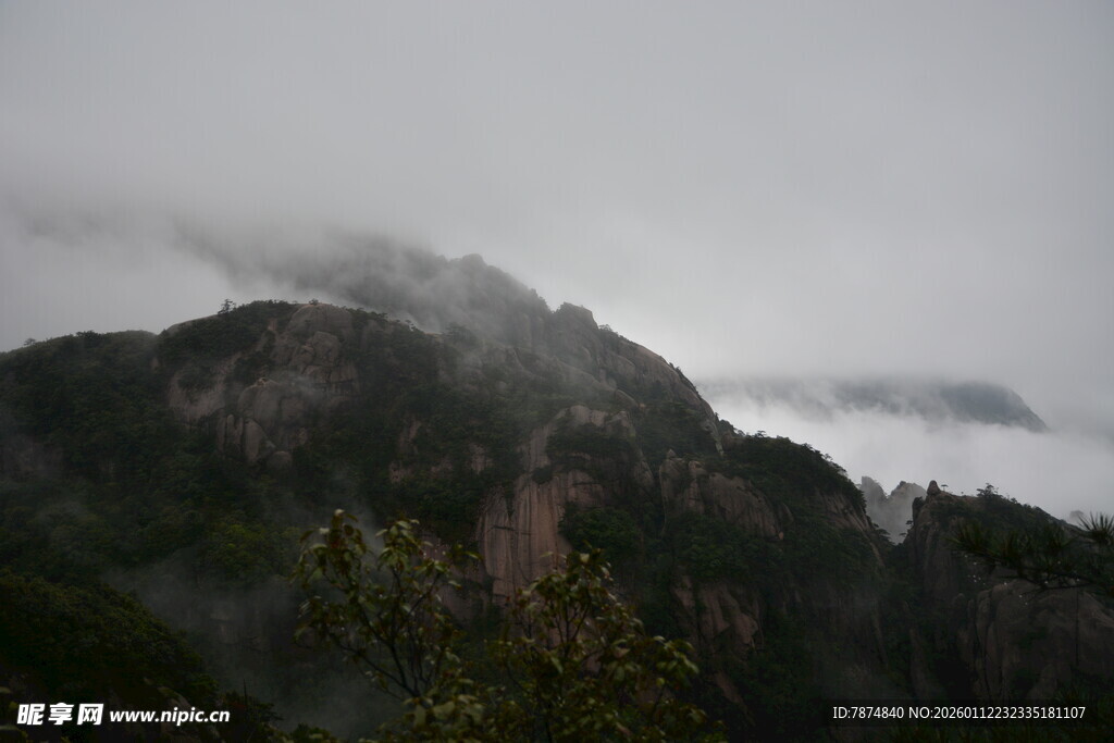 云雾缭绕的山峦美景