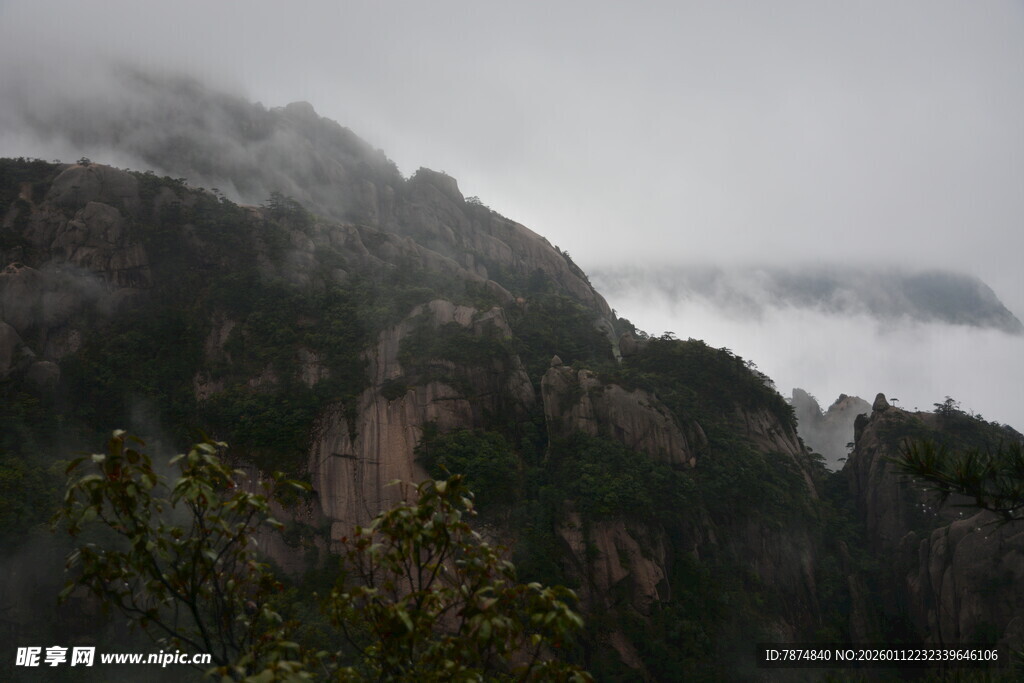 云雾缭绕的壮美山峦