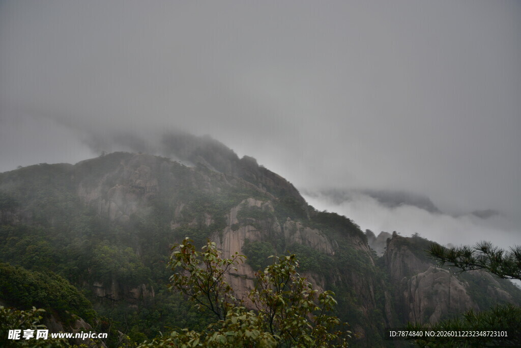 云雾缭绕的山峦景色