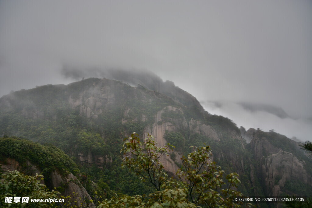 云雾缭绕的山峦美景