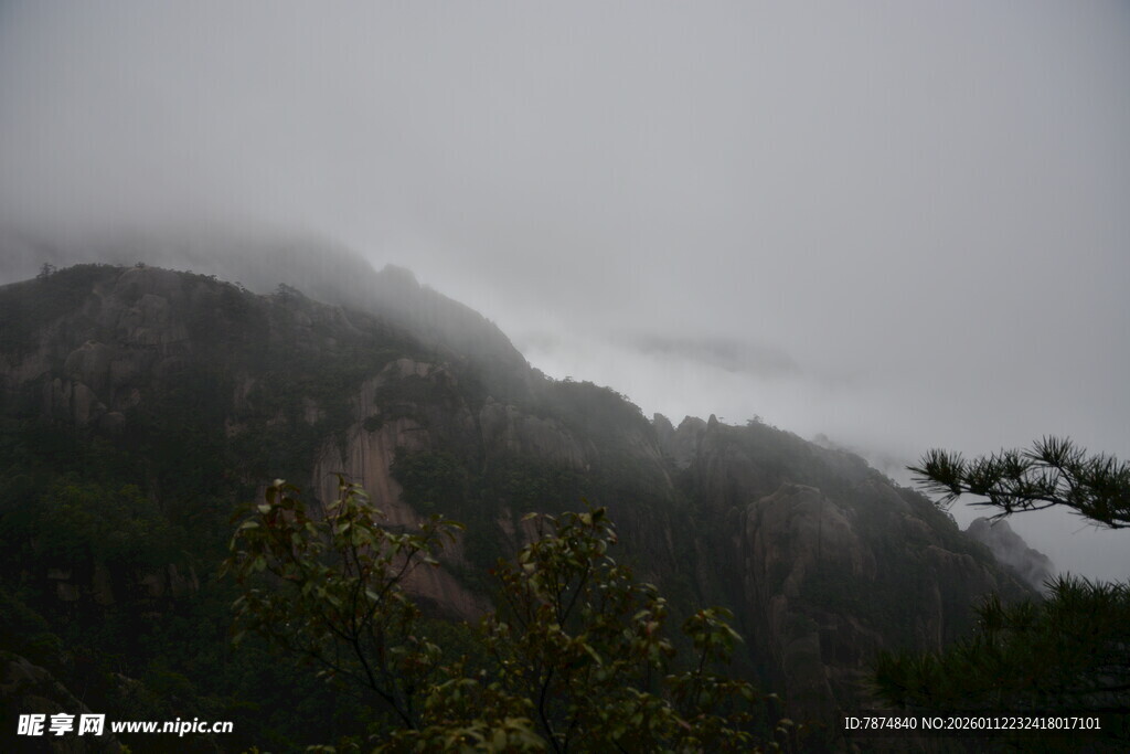 云雾缭绕的山峦景色