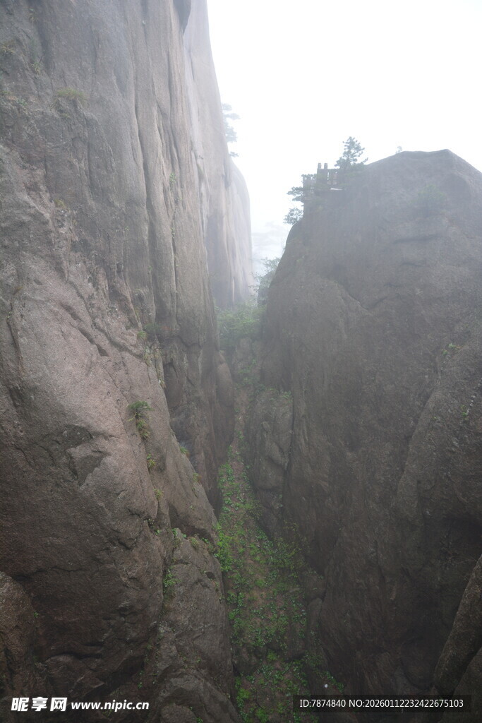 险峻山间峡谷景观