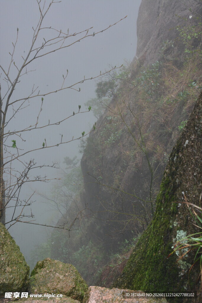 雾中险峻山景