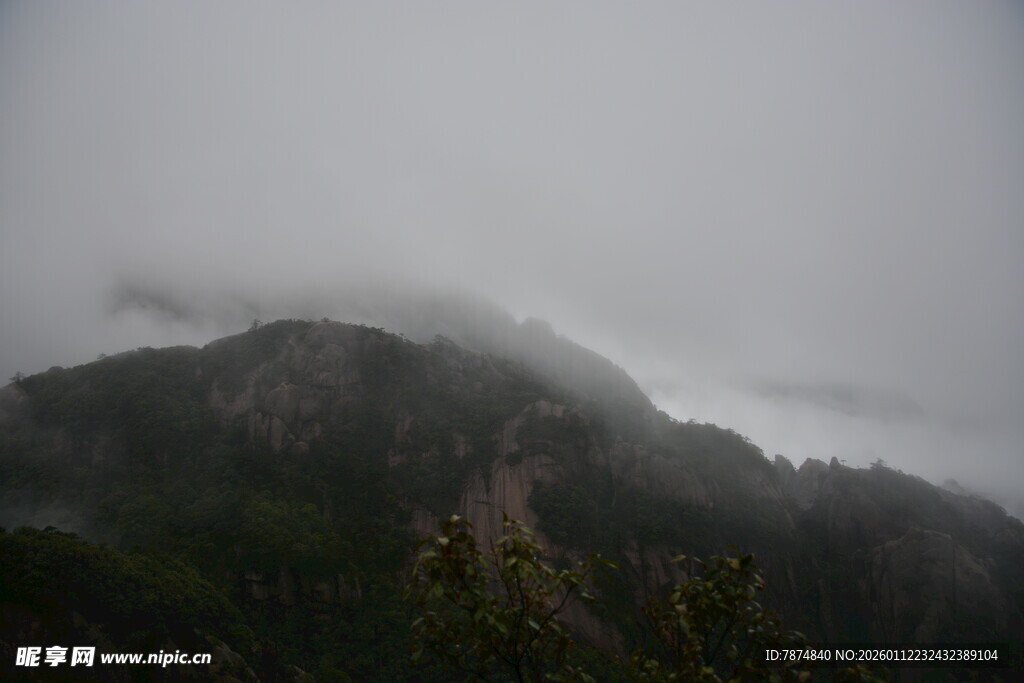 云雾缭绕的山峦美景