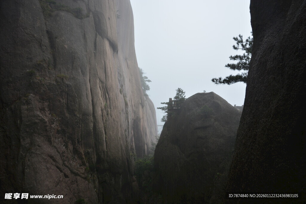 山间雾中峻峭岩石景观