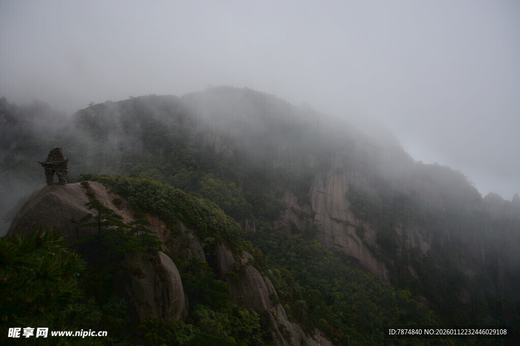 云雾缭绕的山间景色