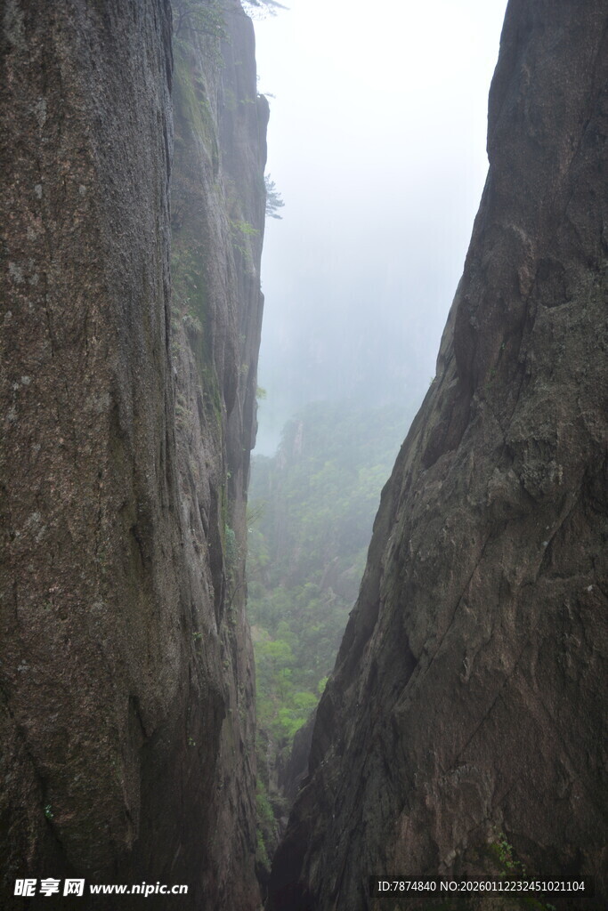 雾中峡谷岩石景观