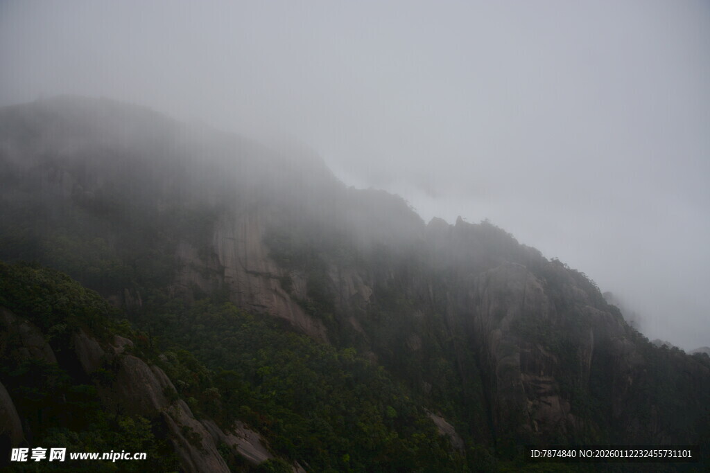 云雾缭绕的巍峨山峰