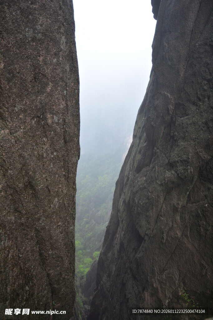 山间夹缝处的朦胧景致