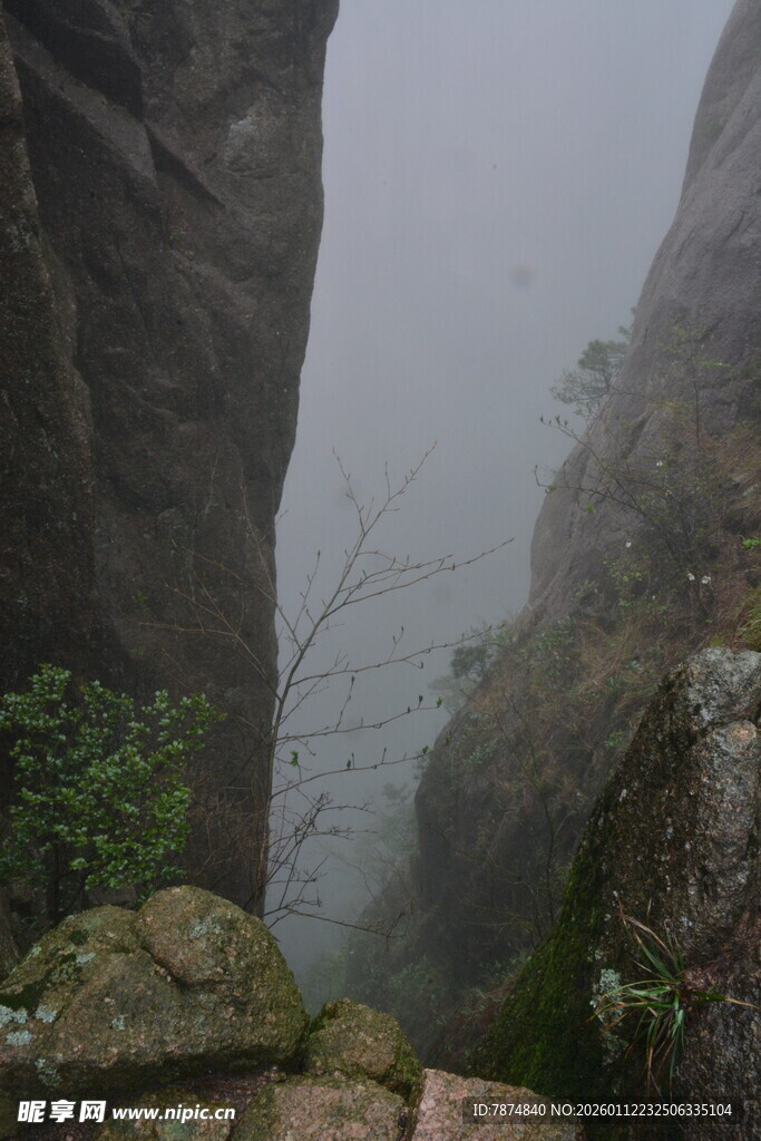 雾中险峻山间景象