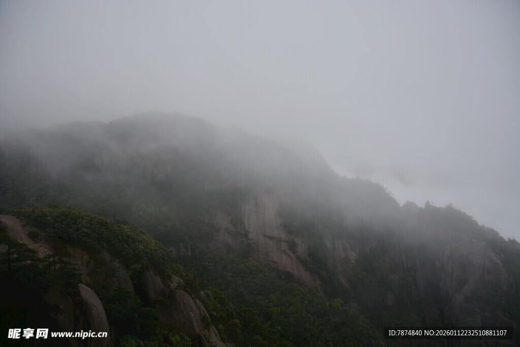 云雾缭绕的山峦美景