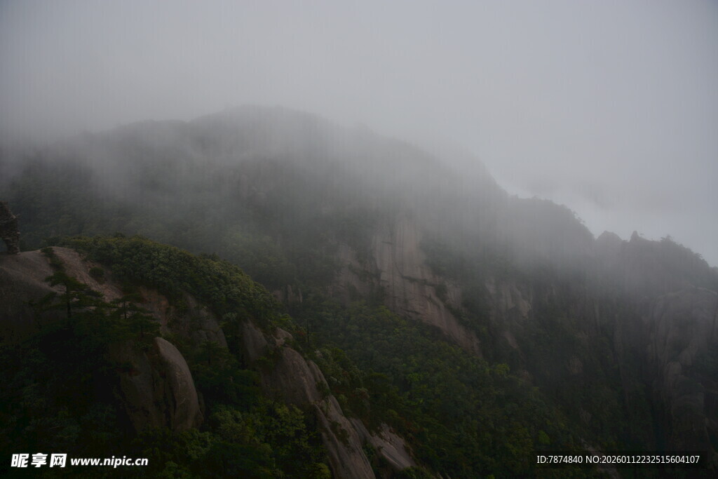 云雾缭绕的山峦美景