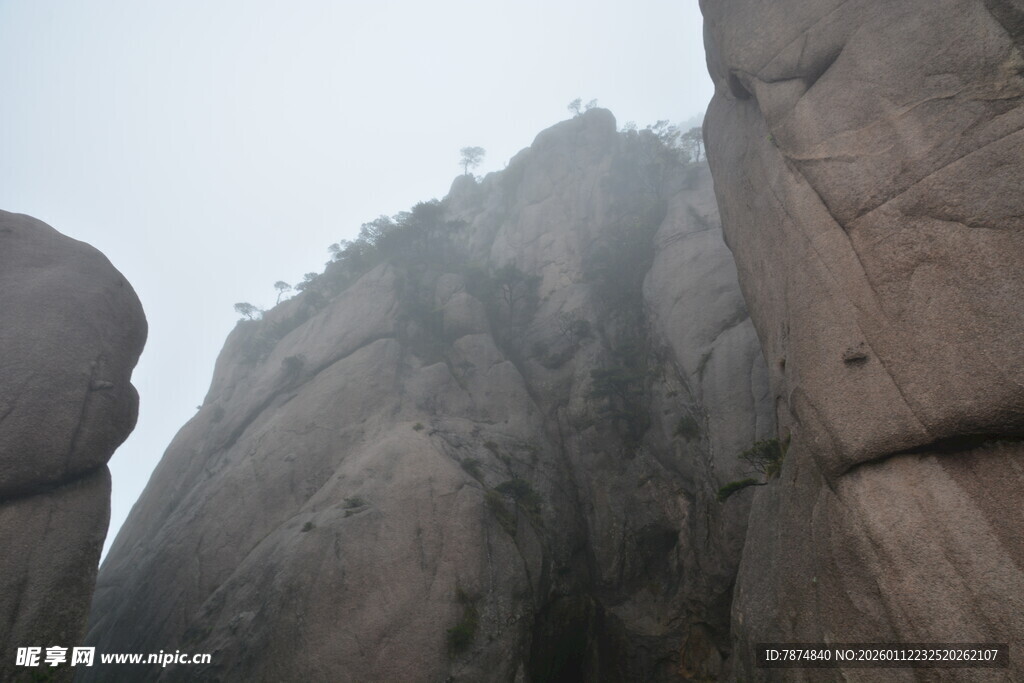 巍峨壮观的陡峭山石