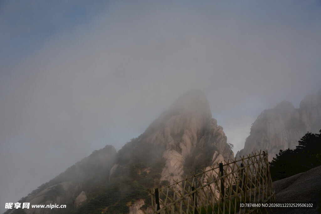 云雾缭绕的壮丽山峰