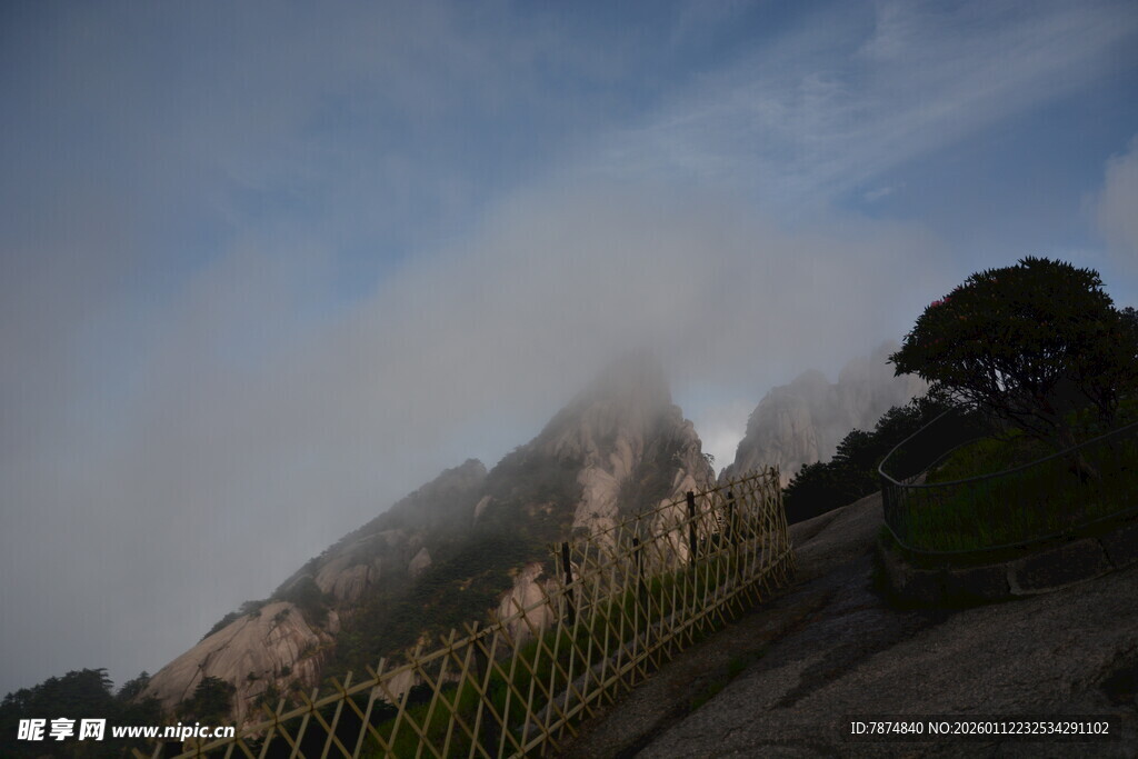 云雾缭绕的壮丽山峰