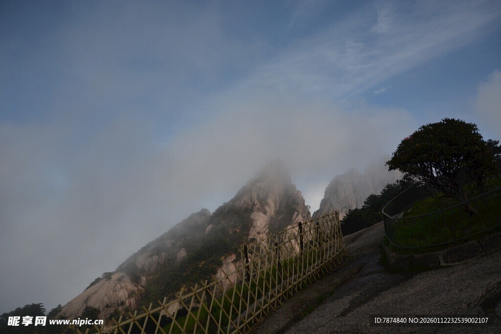云雾缭绕的巍峨山峰