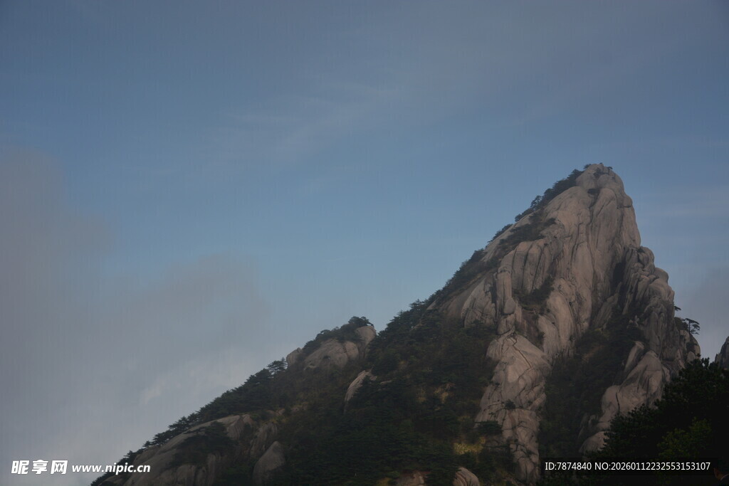 巍峨山峰 尽显自然壮美