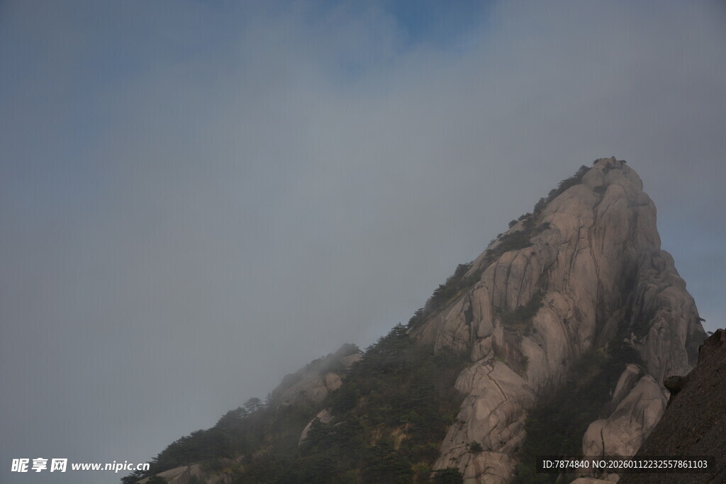 巍峨峻峭的山顶景色