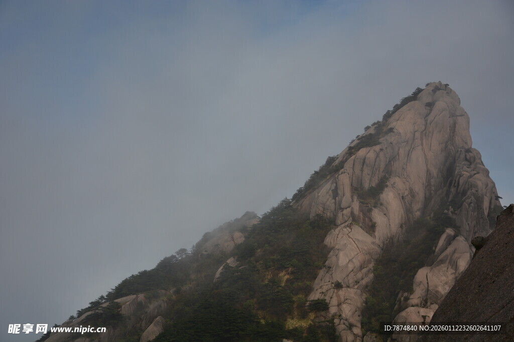 巍峨山峰显雄浑壮丽