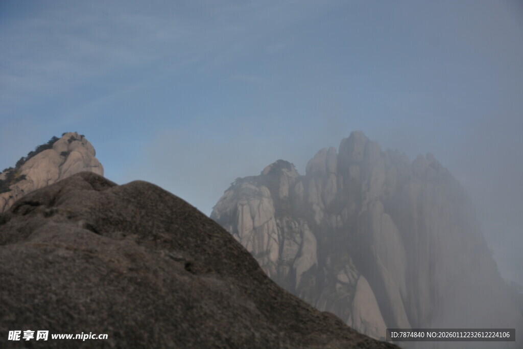 云雾缭绕的壮丽山峰
