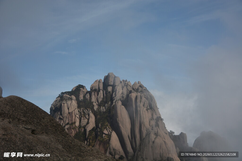 巍峨山峰云雾缭绕