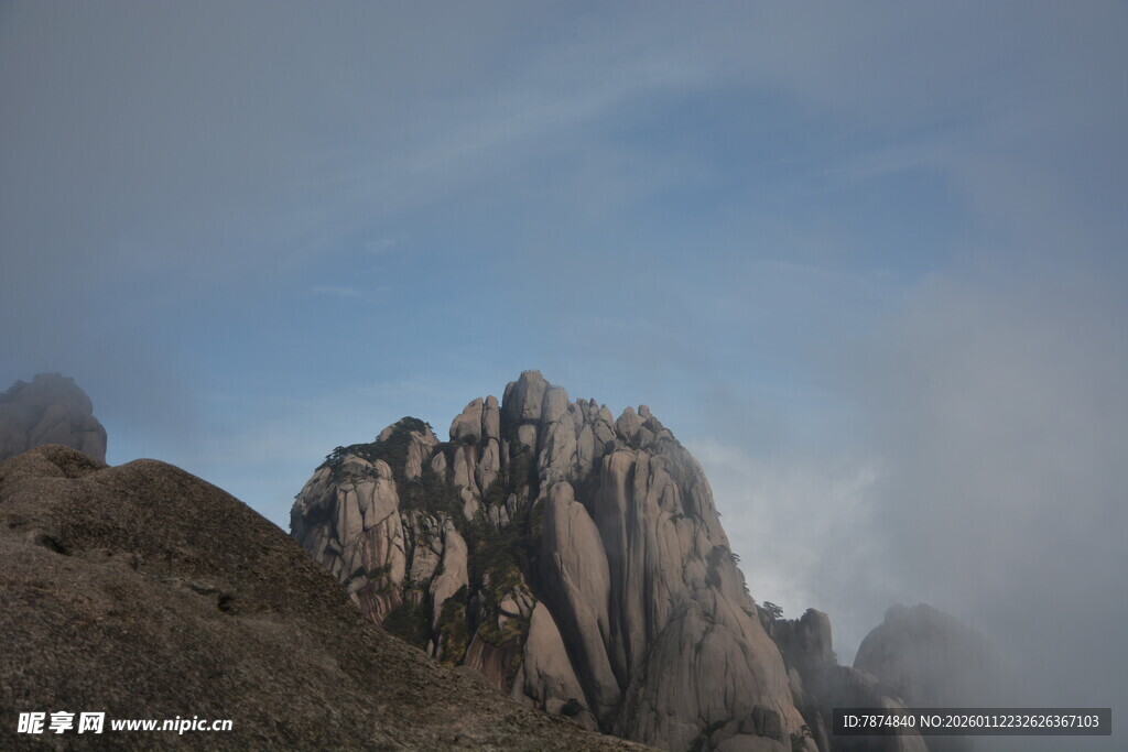云雾缭绕的奇峻山峰