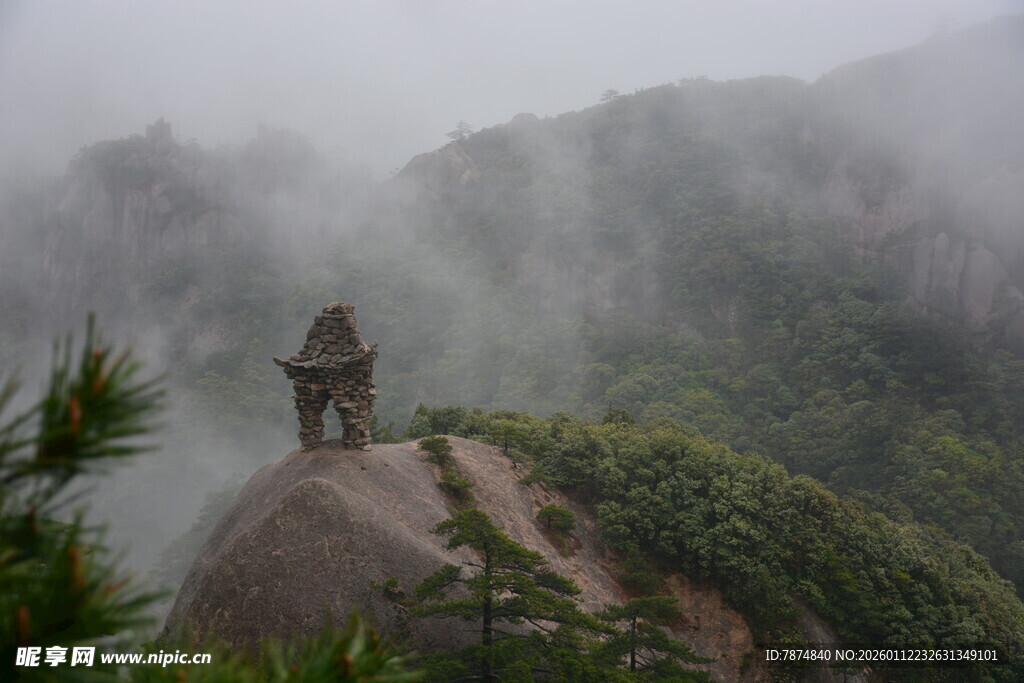 云雾中屹立山顶的观景者