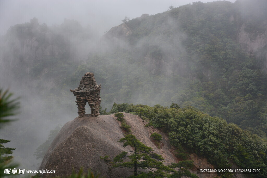 云雾中的山顶古朴建筑