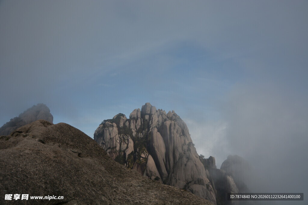 云雾缭绕的巍峨山峰