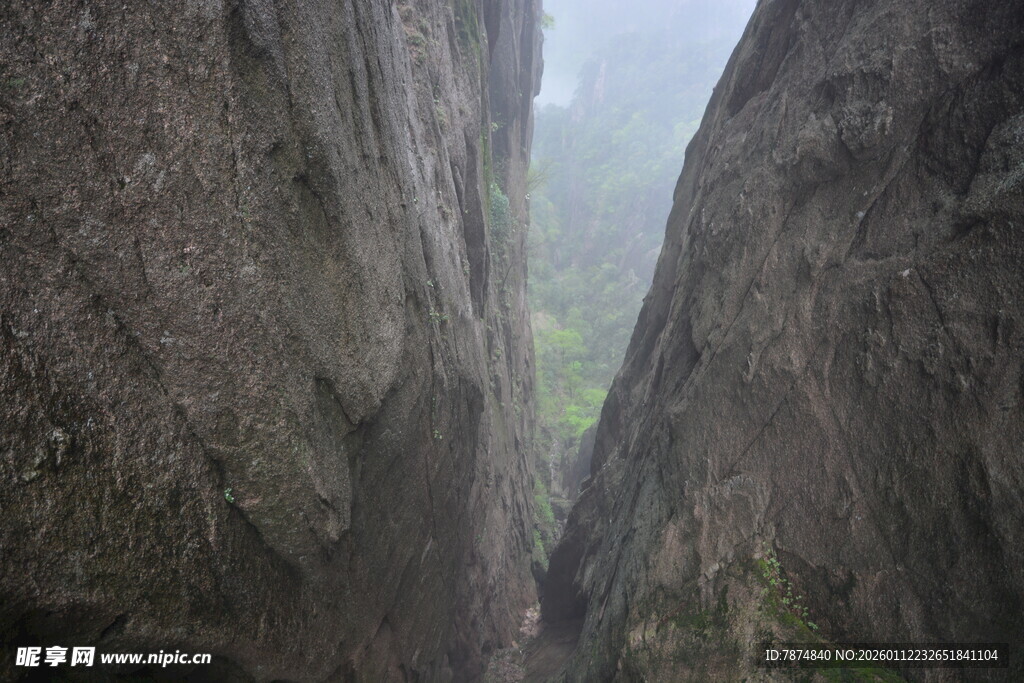 峡谷峭壁间的自然奇观