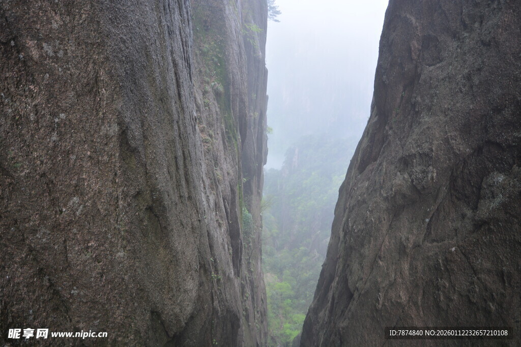 雾中对峙的巍峨巨石