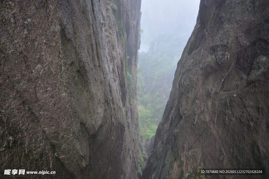 峡谷间的陡峭绝壁景观