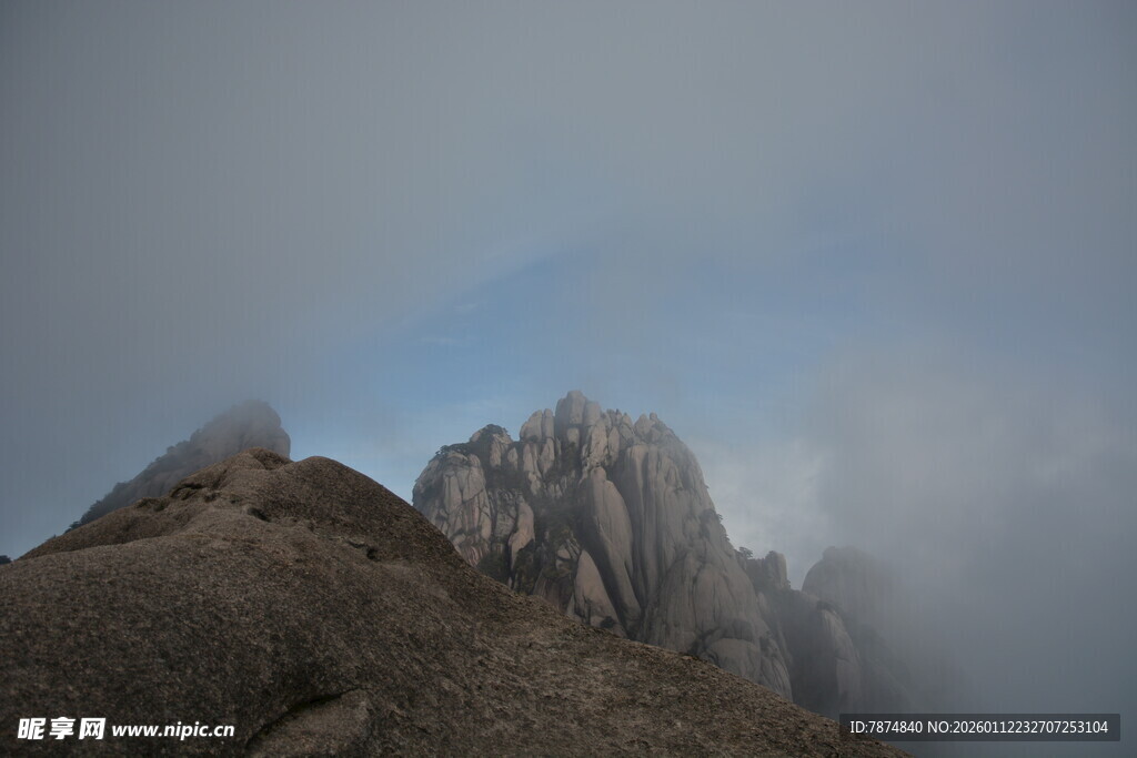 云雾缭绕的雄伟山峰