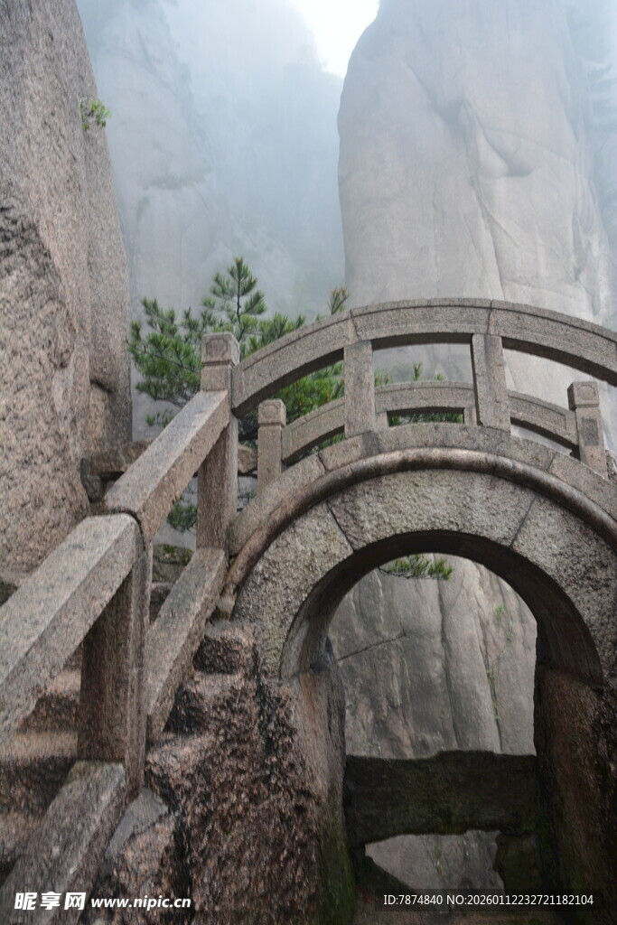 山间石拱桥 古韵悠然