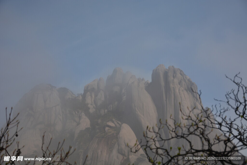 云雾缭绕的巍峨山峰